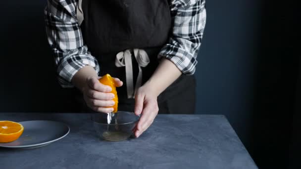 Kobieta wyciskanie świeżego soku pomarańczowego — Wideo stockowe