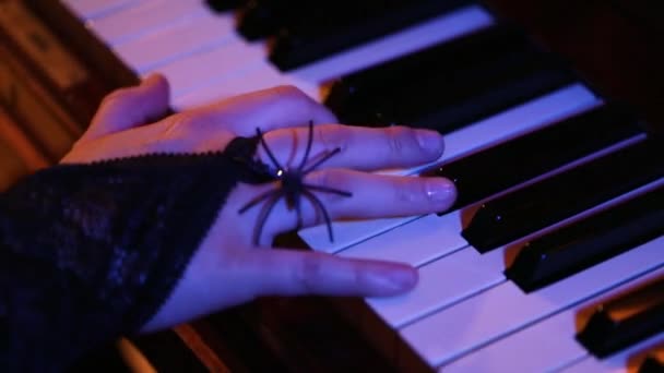 Mulher tocando no piano de madeira vintage no Halloween — Vídeo de Stock