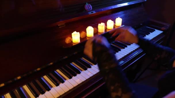 Woman playing on vintage wooden piano at Halloween — Stock Video