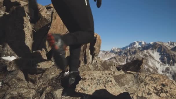 Ember fut a hegyen a hóban — Stock videók