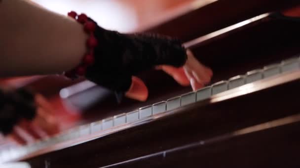 Woman playing on vintage wooden piano — Stock Video