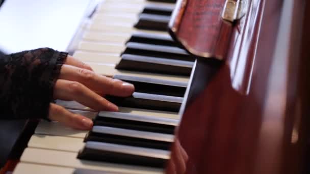 Vrouw speelt op vintage houten piano — Stockvideo