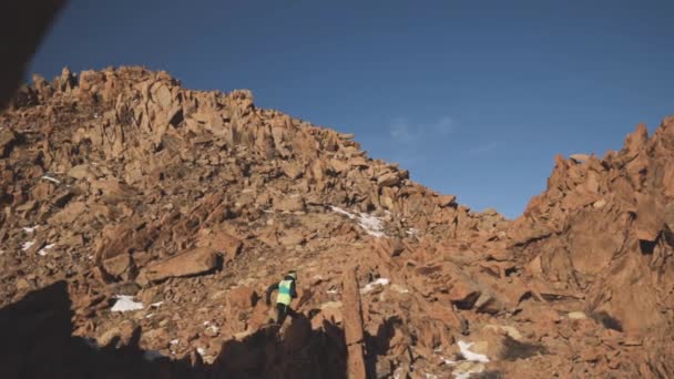 Hombre corriendo en la montaña con nieve — Vídeo de stock