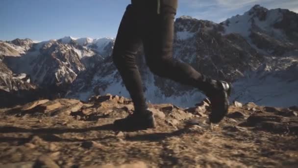 Mann läuft mit Schnee am Berg entlang — Stockvideo