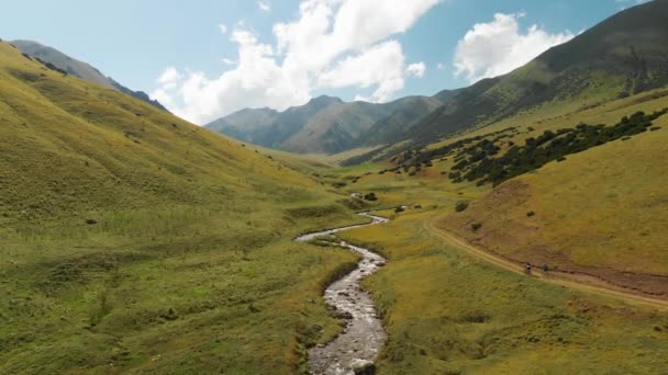 Les gens font du vélo dans la vallée de montagne — Video