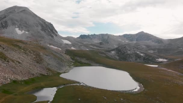 Aerial view of the lake in the mountain valley — Wideo stockowe