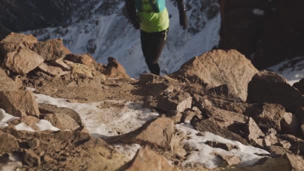 Hombre corriendo en la montaña con nieve — Vídeos de Stock