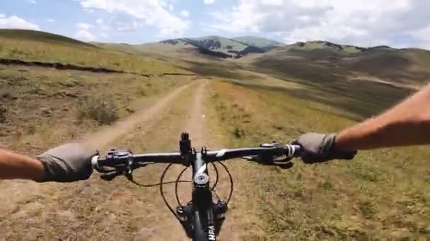 Cyklist rida cykel på bergsvägen — Stockvideo
