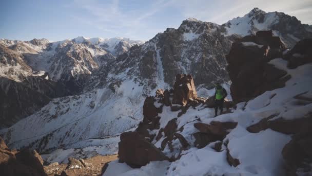 Чоловік біжить на горі зі снігом — стокове відео