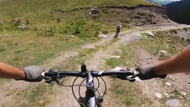 Cyklist rida cykel på bergsvägen — Stockvideo