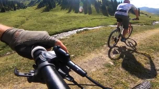 Ciclista andare in bicicletta su strada di montagna — Video Stock