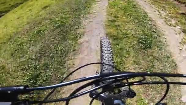 Ciclista passeio de bicicleta na estrada da montanha — Vídeo de Stock