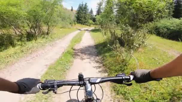 Cyklist rida cykel på bergsvägen — Stockvideo