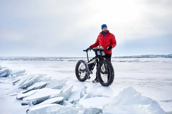 Man Beard Red Jacket Standing Fat Bike Frozen Ice Lake — Stock fotografie