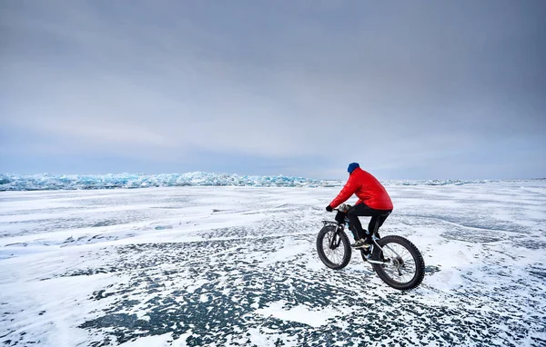 Hombre Con Barba Chaqueta Roja Montar Bicicleta Gorda Lago Helado — Foto de Stock