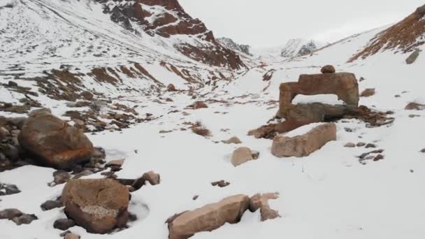 Güzel kış dağlarının havadan manzarası — Stok video