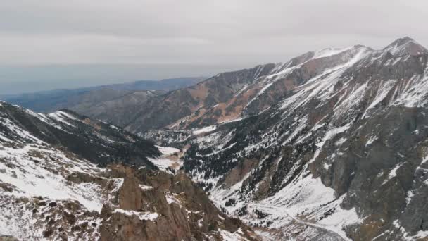 Paisaje aéreo de hermosas montañas de invierno — Vídeo de stock