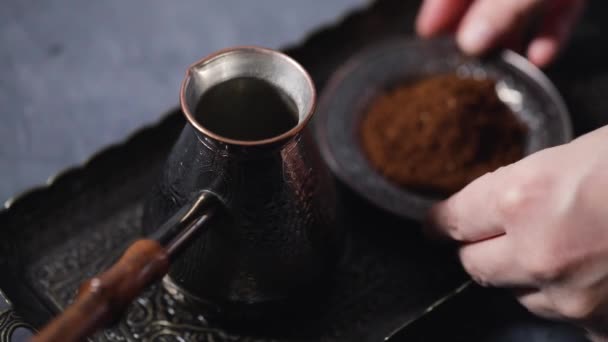 Making Turkish coffee in copper cezve — Vídeo de Stock