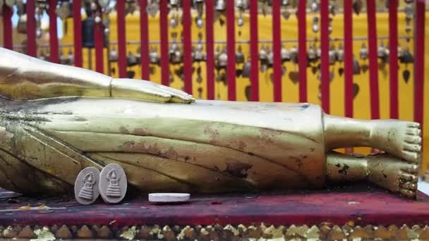 Statue of the lying golden Buddha in North Tailand — Vídeo de Stock