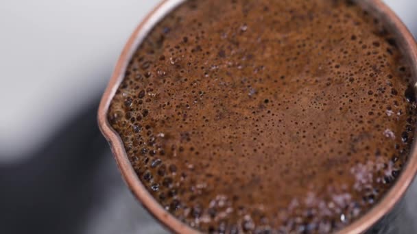 Making Turkish coffee in copper cezve — Vídeos de Stock