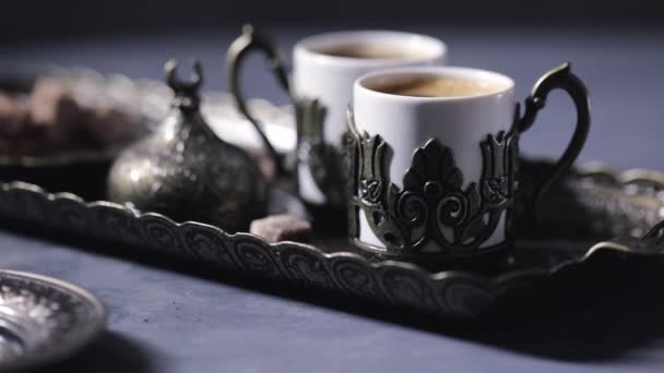 Haciendo café turco en cobre cezve — Vídeo de stock