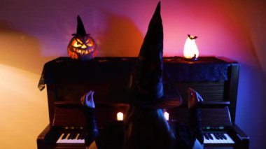 Cadılar Bayramı 'nda klasik ahşap piyanoda çalan kadın.