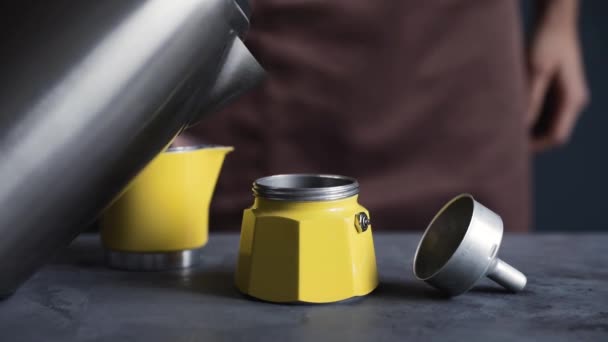 Καφές espresso σε κίτρινο moka κατσαρόλα — Αρχείο Βίντεο