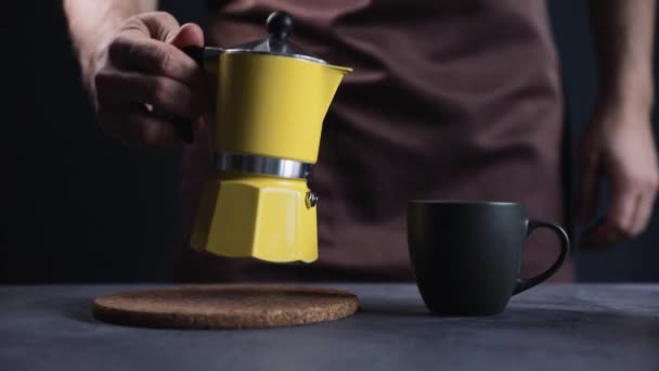 Ekspres do kawy w garnku z żółtą moką — Wideo stockowe