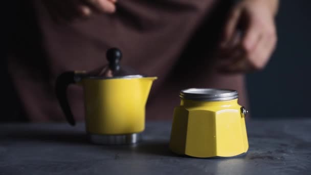 Καφές espresso σε κίτρινο moka κατσαρόλα — Αρχείο Βίντεο