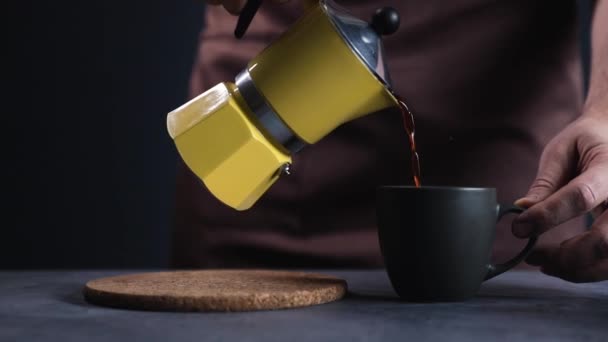 Káva espresso ve žluté moka hrnci — Stock video