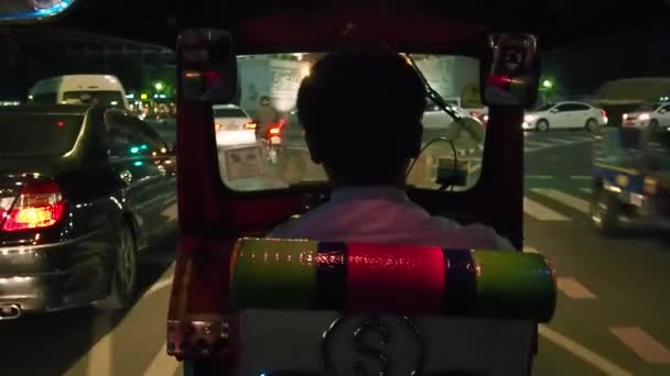 Tuk traditionnel tuk tour à la rue de la ville proche de Bangkok — Video