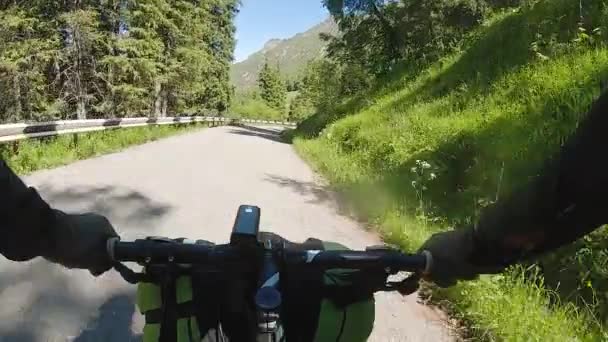 Велосипедист на горной дороге — стоковое видео