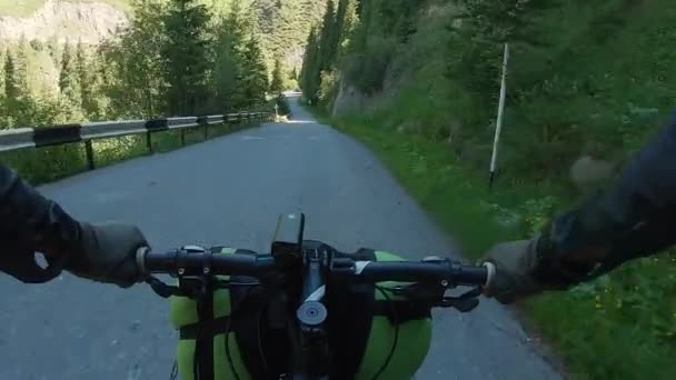 Cyklist rida cykel på bergsvägen — Stockvideo