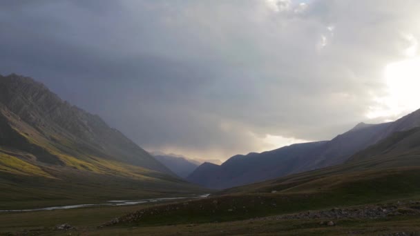 Timelapse di raggi solari che emergono attraverso le nuvole buie tempesta in montagna — Video Stock