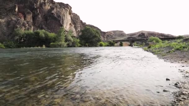 Široká řeka v kaňonu v poušti Charyn v Kazachstánu — Stock video
