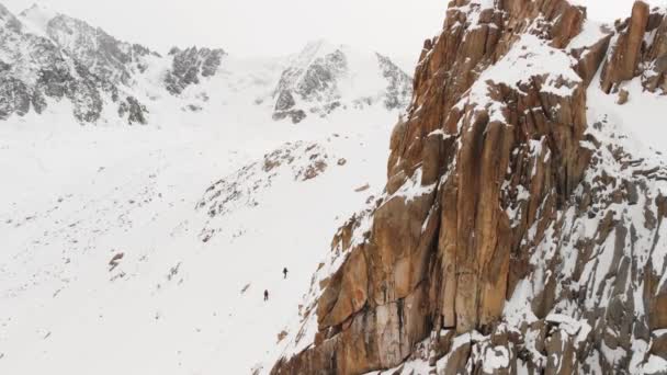 Воздушная съемка человека в зимних горах — стоковое видео