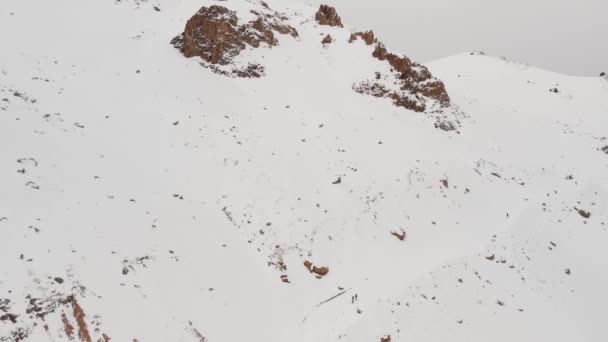 Plano aéreo del hombre en las montañas de invierno — Vídeo de stock