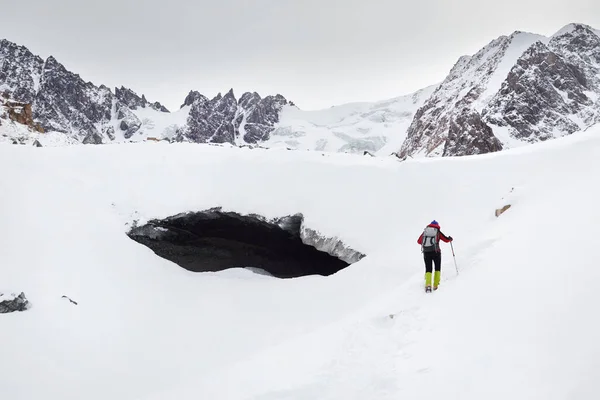 Turista Con Mochila Cerca Del Arco Cueva Hielo Glaciar Hermoso —  Fotos de Stock