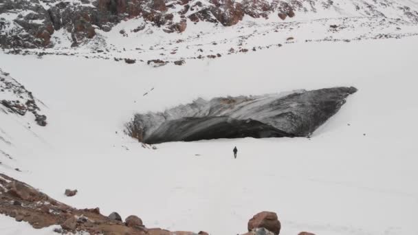 Plano aéreo del hombre en invierno glaciar montañas — Vídeos de Stock
