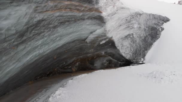 Foto aerea della parete ghiacciata invernale in montagna — Video Stock