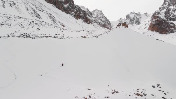 Vue aérienne de l'homme faisant du ski de randonnée dans les montagnes des glaciers d'hiver — Video