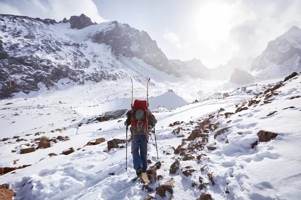 Hombre Esquiador Escalando Con Tabla Dividida Altas Montañas Nevadas Deporte — Foto de Stock