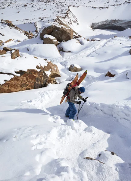 Hombre Esquiador Escalando Con Tabla Dividida Altas Montañas Nevadas Deporte — Foto de Stock