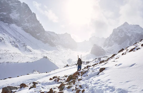 Hombre Esquiador Escalando Con Tabla Dividida Altas Montañas Nevadas Deporte — Foto de Stock