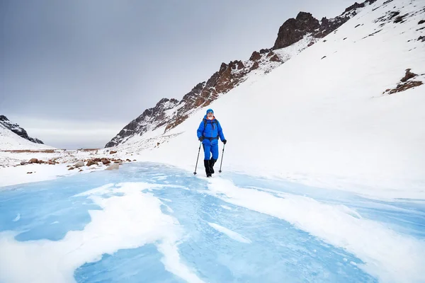 Turista Con Barba Blanca Mochila Caminando Glaciar Hielo Azul Hermoso — Foto de Stock