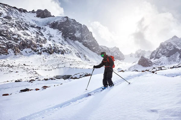 Skifahrer Auf Der Abfahrt Mit Rotem Rucksack Helm Und Maske — Stockfoto