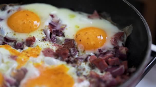 Huevos revueltos con jamón en sartén caliente — Vídeo de stock