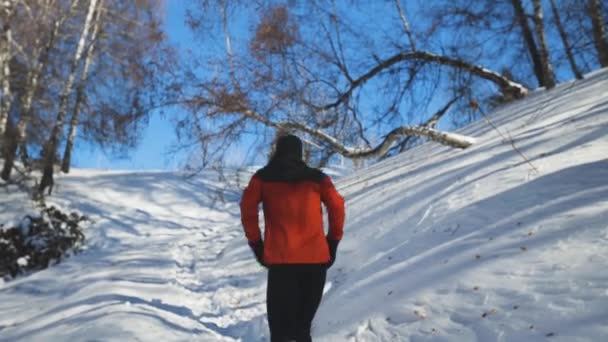 Hombre corriendo en la montaña con nieve — Vídeo de stock