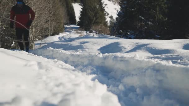 雪の山を走る男 — ストック動画