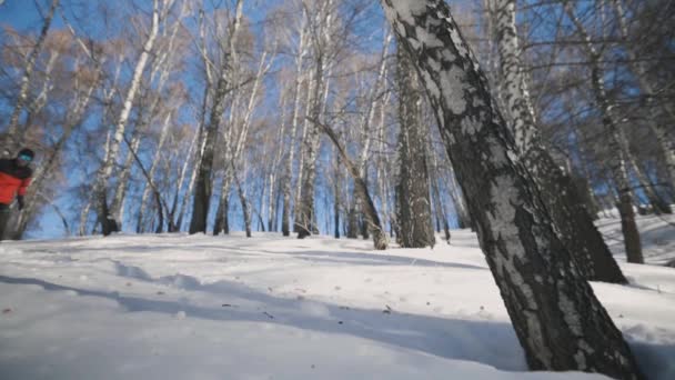 Hombre corriendo en la montaña con nieve — Vídeos de Stock